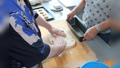 Brotbacken beim Kochabend 2025 (Bild: Vanessa Thoma)