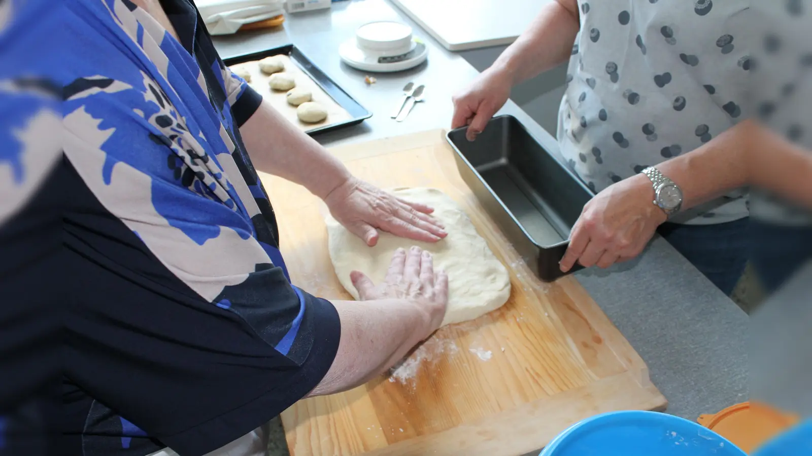 Brotbacken beim Kochabend 2025 (Bild: Vanessa Thoma)
