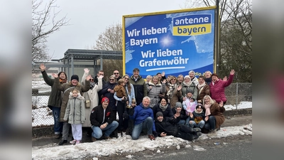 „Wir lieben Grafenwöhr” bekannte die Unionsfamilie. Nach dem FU-Frauenfrühstück wurde sich vor dem Antenne Bayern Plakat postiert um sich um ein Herzensprojekt zu bewerben. (Bild: Dieter Placzek)