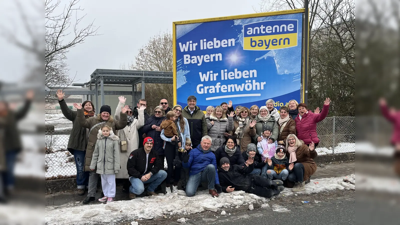 „Wir lieben Grafenwöhr” bekannte die Unionsfamilie. Nach dem FU-Frauenfrühstück wurde sich vor dem Antenne Bayern Plakat postiert um sich um ein Herzensprojekt zu bewerben. (Bild: Dieter Placzek)