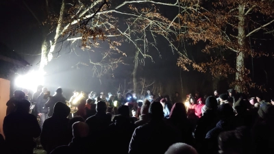 Musikgruppen bei der Bruder-Klaus-Kapelle (Bild: Dominik Klos)