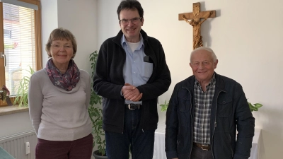 von links nach rechts: Anna Hammerer (Kassier und Schrifführerin), Pfarrer Wolfgang Dietz (1. Vorsitzender), Andreas Wirnshofer (Kassenprüfer) (Bild: Anna Hammerer)