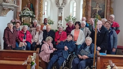 Begeisterte Besucher der BRK-Tagespflege St. Barbara aus Hirschau nach der gemeinsamen Maiandacht. (Bild: Michaela Haller)