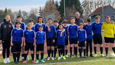 Die Siegermannschaft mit den Lehrkräften Alica Fleißner und Thomas Seitz (Bild: Thomas Seitz)