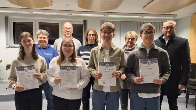 1. Reihe von links: Laura Krämer, Ronja Helgert, Julius Hornstein, Bastian Bergler. 2. Reihe von links: 1. Vorsitzende Simone Dietl, Musikalischer Leiter Hermann Mack, Gerlinde Gläser, Kornelia Kraus, 1. Bürgermeister Markus Bauriedl. (Bild: Carola Ringholz)