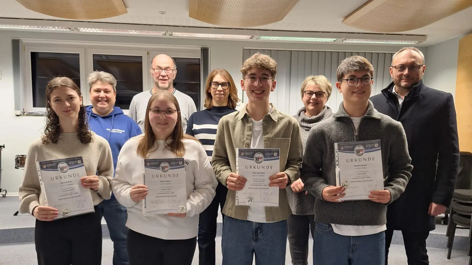 1. Reihe von links: Laura Krämer, Ronja Helgert, Julius Hornstein, Bastian Bergler. 2. Reihe von links: 1. Vorsitzende Simone Dietl, Musikalischer Leiter Hermann Mack, Gerlinde Gläser, Kornelia Kraus, 1. Bürgermeister Markus Bauriedl. (Bild: Carola Ringholz)