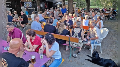 Geselligkeit unter den Kastanien: Die Besucher genossen beim Sommernachtsfest im Stadtbad Musik, Tanz und gemütliche Stunden.<br> (Bild: Reinhard Kreuzer)