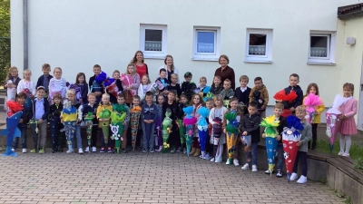 Die 40 Schulanfänger der Grundschule Bechtsrieth mit ihren Lehrerinnen. (Bild: Roman Klos)