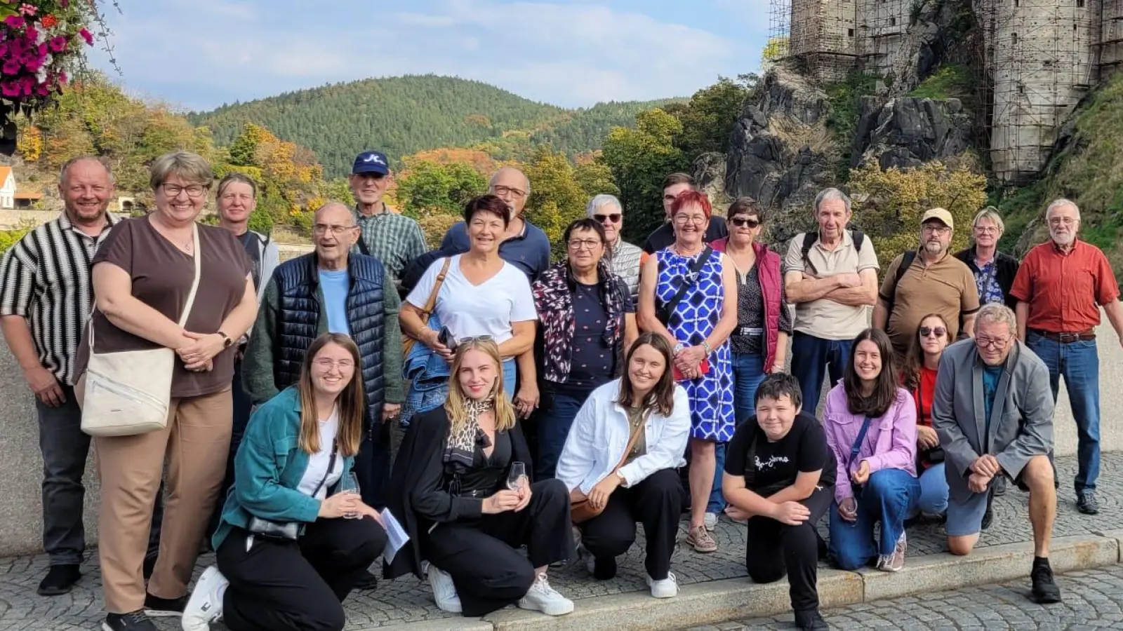 Zum gemeinsamen Erinnerungsfoto versammelte sich die deutsch-französische Gruppe vor der Burg in Loket. (Bild: Hans Grassl)