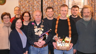 Die Tell-Schützen Spielberg haben mit Martin Bodensteiner (Mitte) einen neuen Schützenkönig und mit Tobias Feiler (Dritter von rechts) einen neuen Vize – Schützenkönig. Die Proklamation nimmt Schützenmeister Johann Leipold (rechts) vor. (Bild: Franz Völkl)