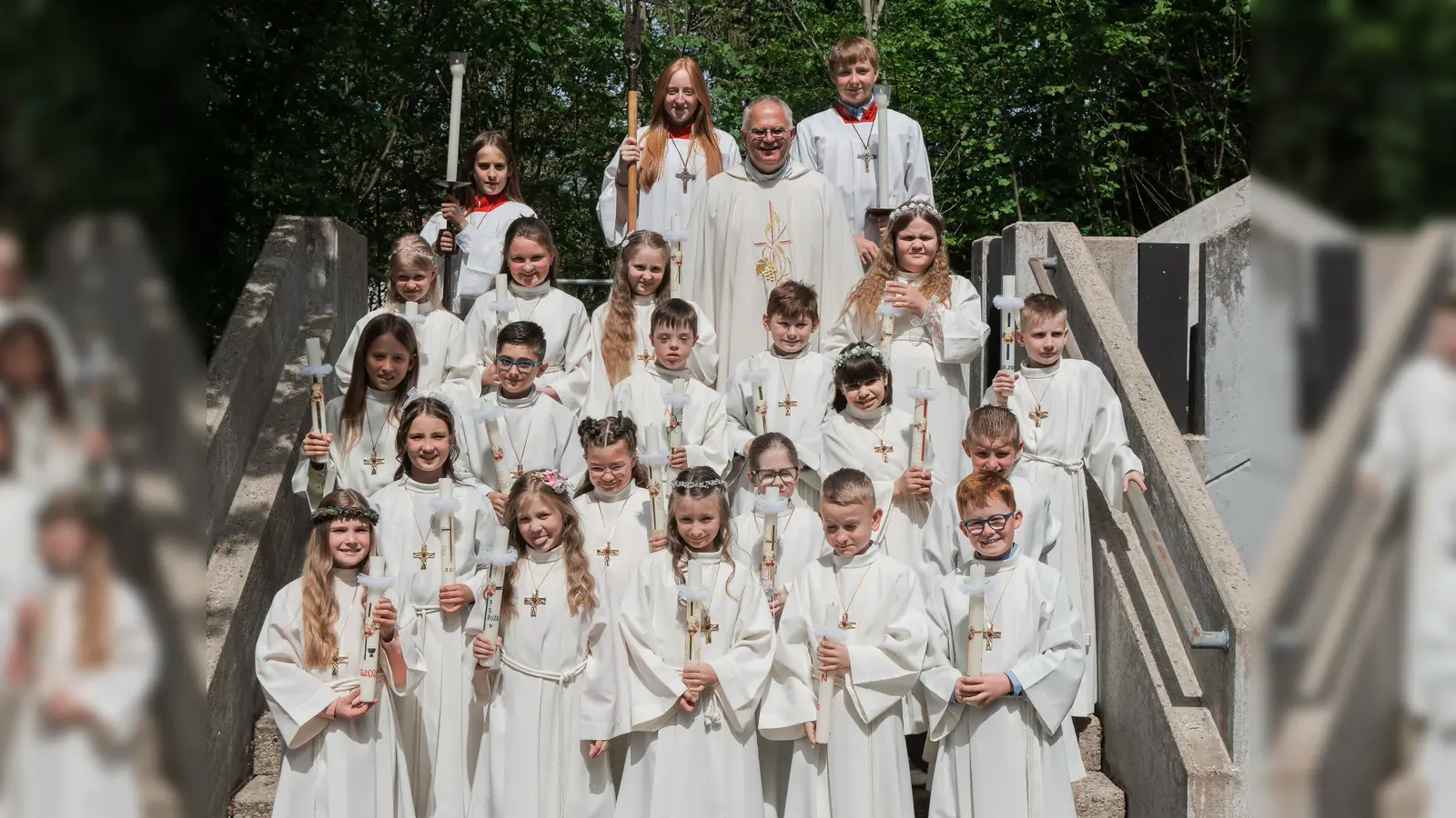 Strahlende Kommunionkinder auf der Treppe der Klemens-Maria-Hofbauer-Kirche in Happurg (Bild: Markus Weinländer)