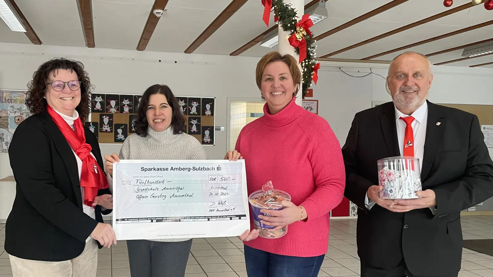 Heimat- und Kulturverein Ammerthal spendet insgesamt 500 Euro an Grundschule und Offenen Ganztag. Von links: Doris Weiß Vorsitzende des HKV, Andrea Konrad Rektorin Grundschule, Nadja Zoll Leiterin Offener Ganztag, Anton Peter 2. Vorsitzender des HKV und Bürgermeister der Gemeinde Ammerthal (Bild: Doris Weiß)