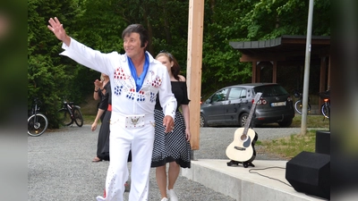 Hauch von Las Vegas bringt Elvis-Double Arnold Wurm heute, 21. Juli um 19 Uhr bei der Serenade im Generationenpark in Moosbach auf die Bühne. (Archivbild: Peter Garreiss)