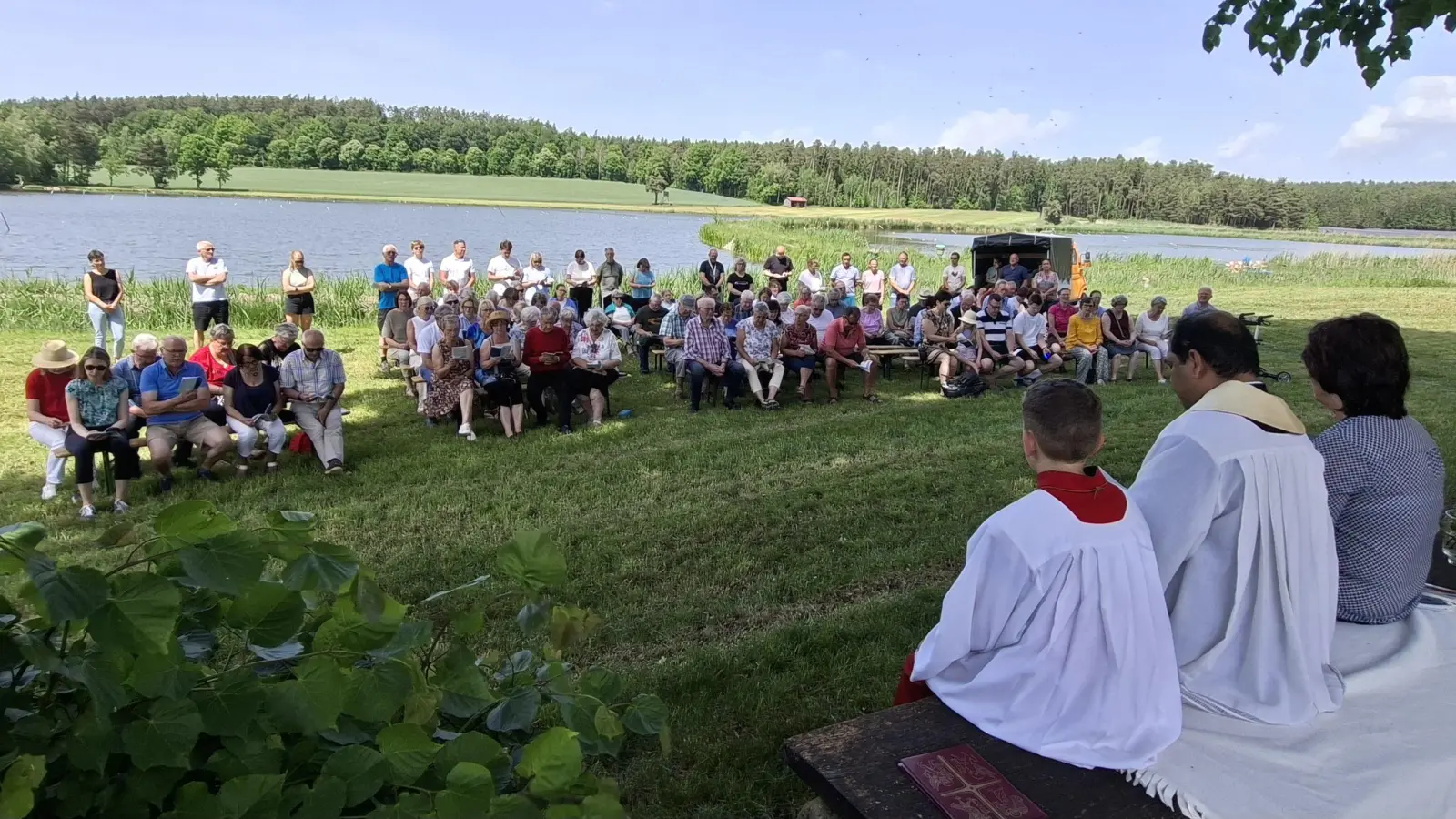 Gläubige vor der Schmelzmühlkapelle (Bild: Katharina Amann)