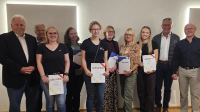 Die geehrten langjährigen Übungsleiterinnen und Mitglieder der Turngemeinschaft zusammen mit 1. Vors. Wolfgang Rahm, 1. Bgm. Franz Stahl sowie 2. Bgm. Peter Gold. (Bild: Julia Ritter)