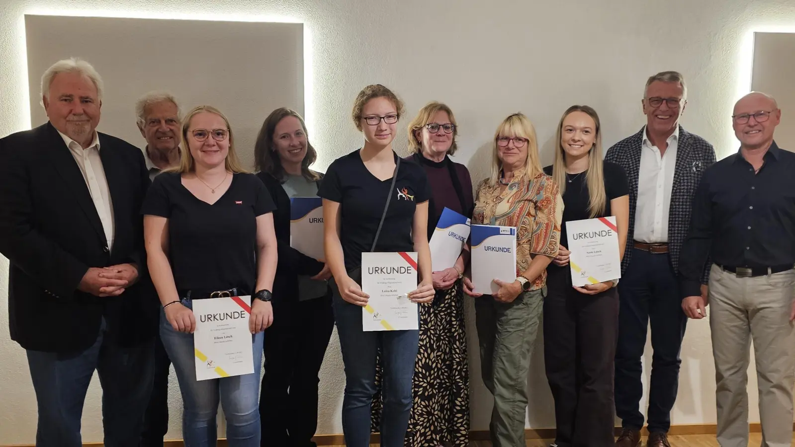 Die geehrten langjährigen Übungsleiterinnen und Mitglieder der Turngemeinschaft zusammen mit 1. Vors. Wolfgang Rahm, 1. Bgm. Franz Stahl sowie 2. Bgm. Peter Gold. (Bild: Julia Ritter)