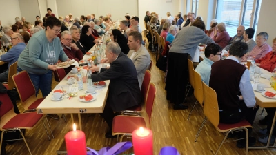 Der Frohsinn rief und die Besuchermassen kamen. Erstmals feierte die Gesellschaft Frohsinn den Advent im neuen Pfarrheim.  (Bild: Robert Dotzauer)