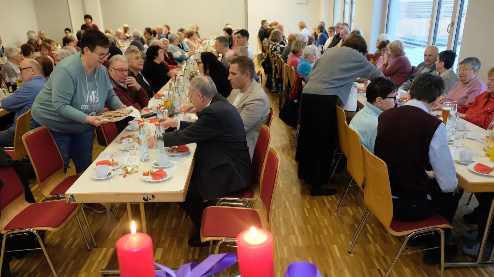 Der Frohsinn rief und die Besuchermassen kamen. Erstmals feierte die Gesellschaft Frohsinn den Advent im neuen Pfarrheim.  (Bild: Robert Dotzauer)