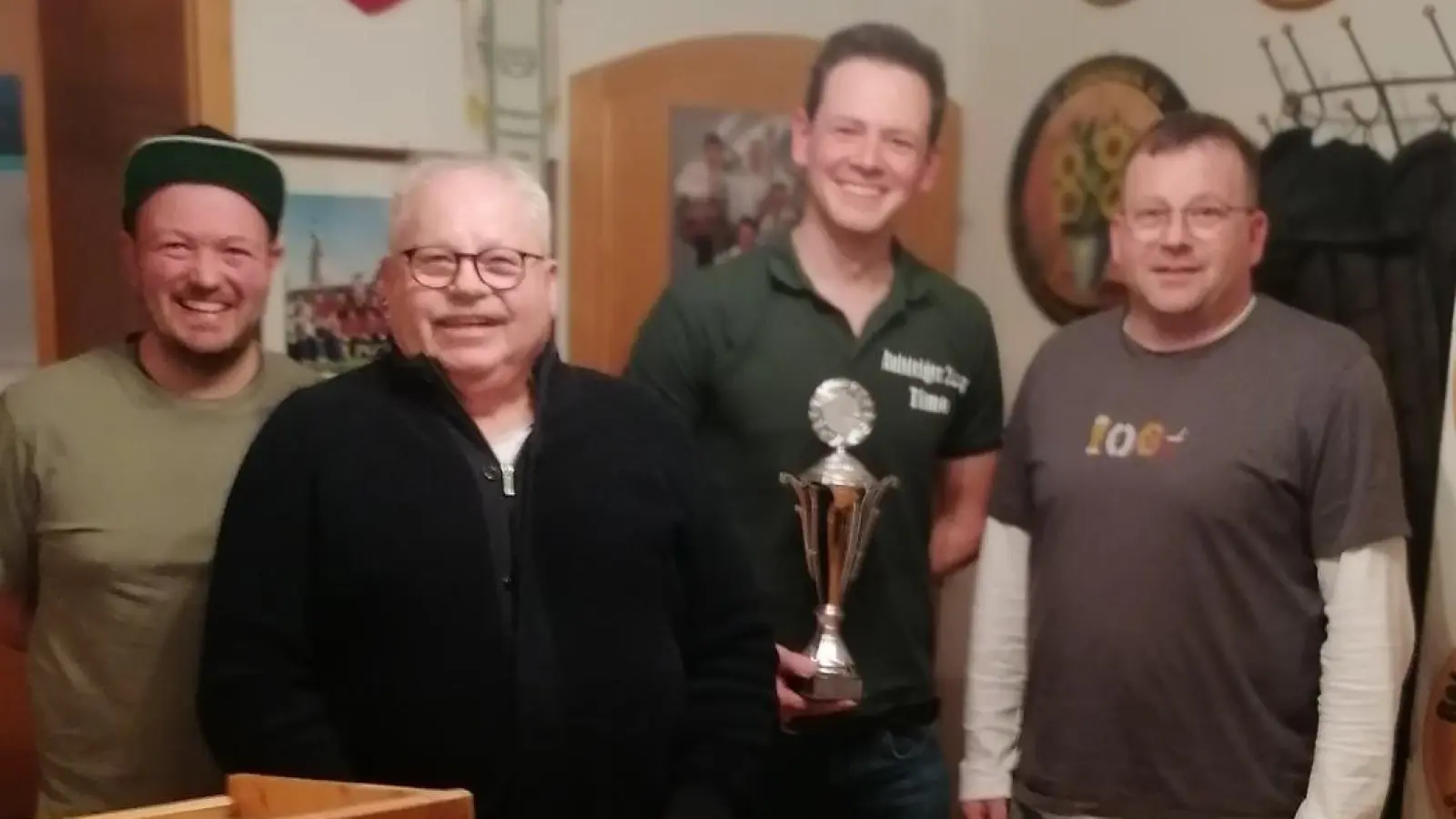 Von links nach rechts: Erster Schützenmeister Johannes Wenkmann, Hausherr und Pokalspender Josef Hirsch, der Gewinner des Josefi-Pokals Timo Schuller-Streich und zweiter Schützenmeister Daniel Hirsch. (Bild: Hermann Schmidt)