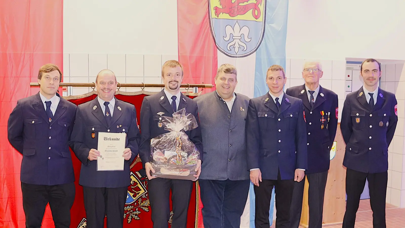 Von Links: Zweiter Kommandant Julian Donath, Georg Graf, Johannes Dürgner, Bürgermeister Dieter Dehling, Vorsitzender Michael Maderer, Karl Burger, dritter Kommandant Tobias Fleghel. (Bild: Nico Herbst)