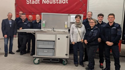 Übergabe des Rollcontainers, v.l.n.r.: Feuerwehrreferent Arnold Josef, Stephan Schmid, 1. Kommandant Dominik Lang, Thomas Kreuzer, stellv. Kommandant Marco Spranger, 1. Bürgermeisterin Tanja Kippes, Wolfgang Huber, stellv. Vorständin Andrea Leopold, Luis Kreuzer, 1. Vorsitzender Max Schwarz. (Bild: Andreas Dagner)