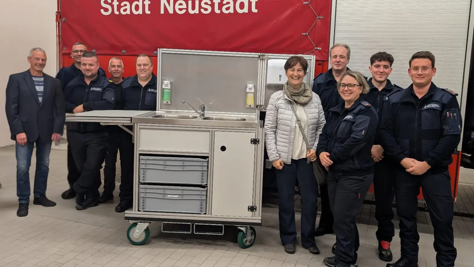 Übergabe des Rollcontainers, v.l.n.r.: Feuerwehrreferent Arnold Josef, Stephan Schmid, 1. Kommandant Dominik Lang, Thomas Kreuzer, stellv. Kommandant Marco Spranger, 1. Bürgermeisterin Tanja Kippes, Wolfgang Huber, stellv. Vorständin Andrea Leopold, Luis Kreuzer, 1. Vorsitzender Max Schwarz. (Bild: Andreas Dagner)