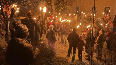 Mit Fackeln zogen die Teilnehmer auf einem Rundweg um die Burg Thanstein zu verschiedenen Haltestellen, bei denen das Märchen „Der Teufel mit den drei goldenen Haaren” aufgeführt wurde (Bild: Maria Schmidt)