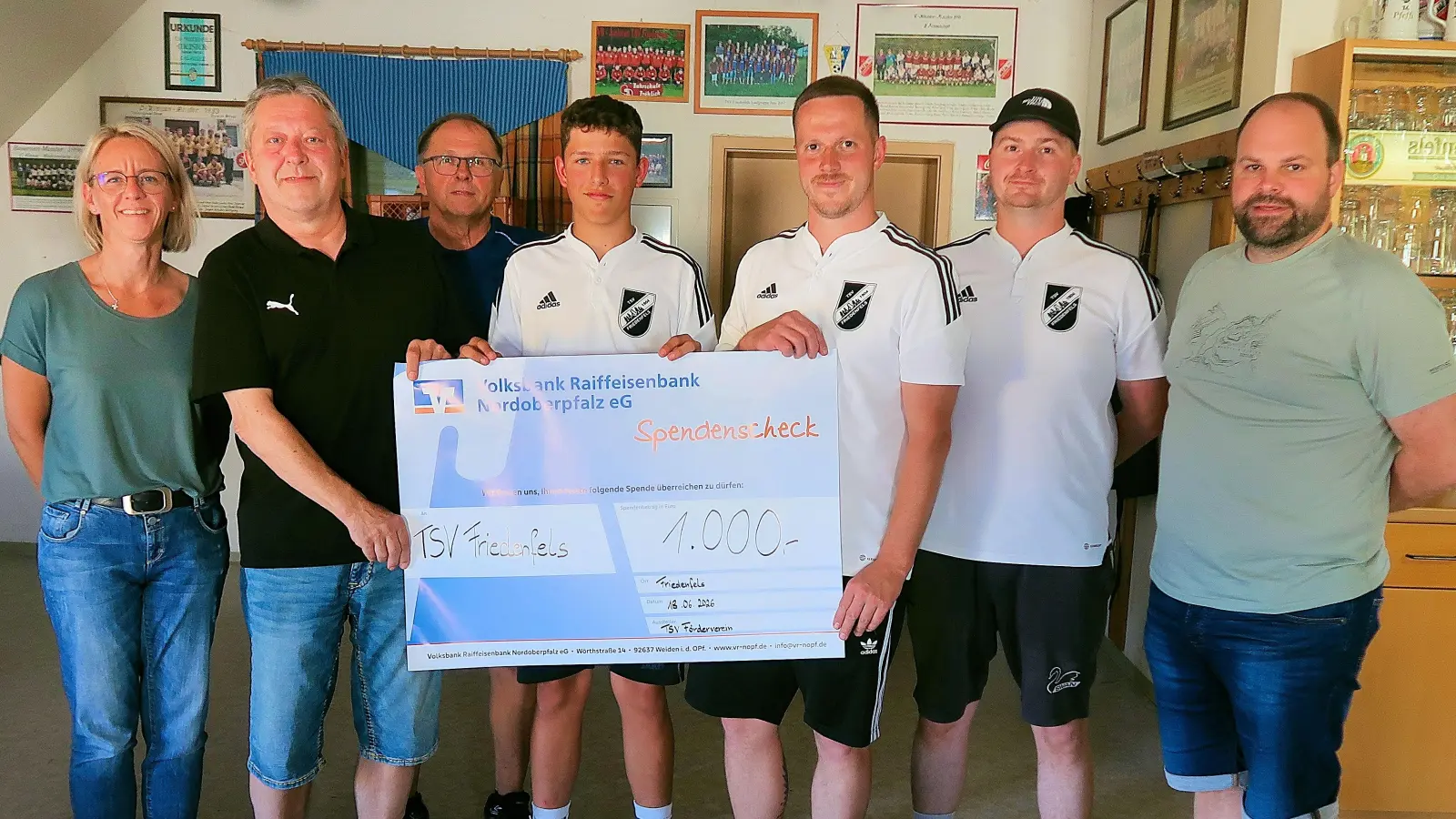 Die Sparte Stocksport des TSV Friedenfels erhielt in der Jahreshauptversammlung des TSV Fördervereins eine große finanzielle Unterstützung. Im Bild (von links) Alexandra Kaßeckert, Karl Trottmann, Helmut Radimerski, Luis Höfler, Andreas Streim, Christoph Pappenberger und Johannes Härtl. (Bild: Bernhard Schultes)