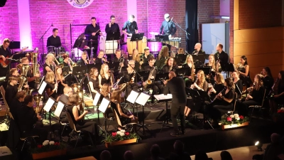 Grandiose Klänge, ein tolles Ambiente und Power vom ersten bis zum letzten Lied bot das Orchester der Blaskapelle St. Georg Rieden unter der Leitung von Dirigent Miroslaw Zgrzendek. (Bild: Michael Rabenhofer)