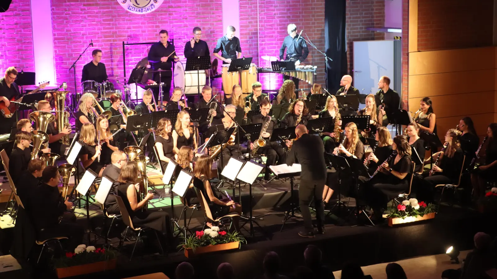 Grandiose Klänge, ein tolles Ambiente und Power vom ersten bis zum letzten Lied bot das Orchester der Blaskapelle St. Georg Rieden unter der Leitung von Dirigent Miroslaw Zgrzendek. (Bild: Michael Rabenhofer)