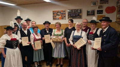 Die Mitglieder mit ihren Auszeichnungen. Von links nach rechts: Nicole Lorenz, Dieter Vetter, 1. Vorstand Alexander Piehler, Horst Strehl, 1.Jugendleitung Corinna Piehler, Jürgen Lorenz, Sabine Strehl, Gerd Büttner, Gaby Büttner, Vereinswirtin Marion Bechtl, Helga Högerl, Anton Lautenschlager, 2. Vorständin Sandra Haller und Willi Högerl. (Bild: Korbinian Stangl)