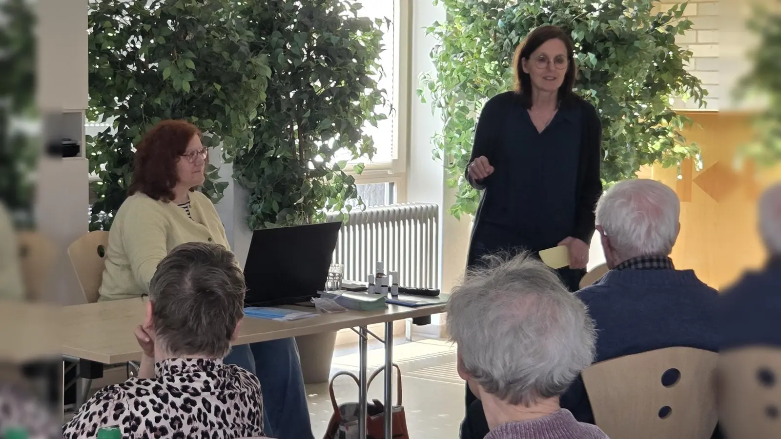 Palliativärztin Dr. Margarete Pickert und Palliativfachkraft Barbara geben wertvolle Informationen zur Palliativmedizin (Bild: Elisabeth Eiszrich)