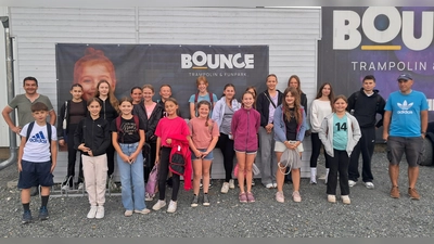 Martin Schraml (rechts) mit Vorsitzenden Markus Kaufmann (links) nahmen die Mädchen und Jungs mit nach Bayreuth in die Trampolinhalle  (Bild: Angelika Kaufmann)