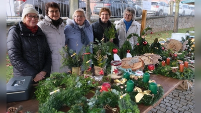 Adventsbasar des Evangelischen Frauenbundes erfreut Besucher. (Bild: Fred Lehner)