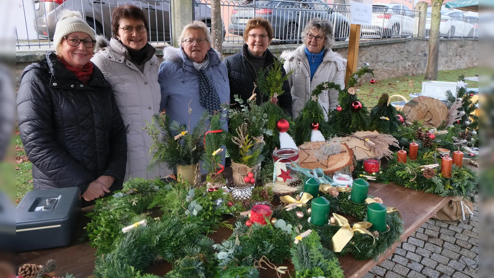 Adventsbasar des Evangelischen Frauenbundes erfreut Besucher. (Bild: Fred Lehner)