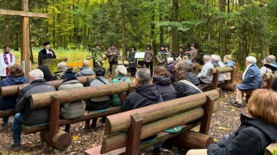 Zahlreiche Besucher kamen zum Gottesdienst im FriedWald zusammen. (Bild: Kristina Wiedel)
