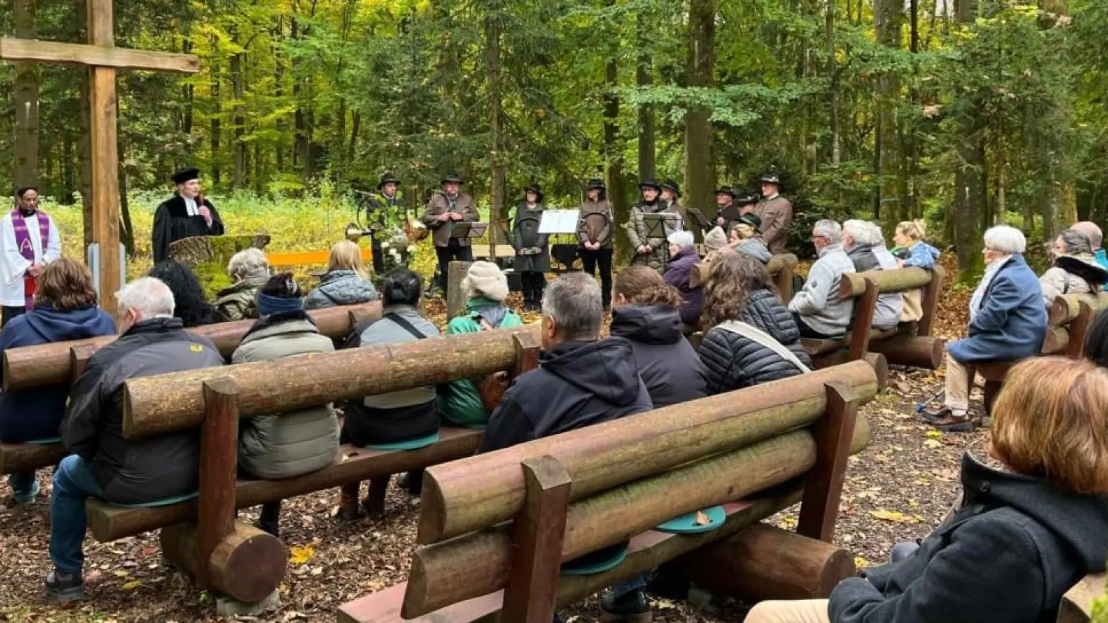 Zahlreiche Besucher kamen zum Gottesdienst im FriedWald zusammen. (Bild: Kristina Wiedel)