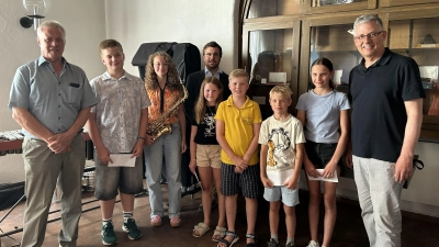 Von links nach rechts: Franz Koholka, Laurin Herbert, Stella Strobl, Moritz Rothmeier, Magdalena Sonntag, Moritz Mindt, Benjamin Schön, Maxima Schön, Anton Lottner. (Bild: Michaela Montag (schriftfuehrer@knappschaftskapelle-amberg.de))