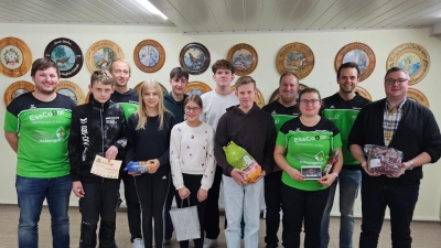Die Gewinner des Kirchweihschießens: 1. Platz Dominik Brenner (1. v. r.), 2. Platz Theresa Bauer (nicht auf dem Bild), 3. Platz Hannes Heuwind (5. v. r.), 4. Platz Luca Jahn (2. v. l.) und 5. Platz Luisa Feneis (6. v. l.) (Bild: Stefan Brandmiller)