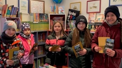 Am vergangenen Freitag konnte Büchereileiterin Martina Reger gleich mehrere Kinder für ihr großes Leseinteresse mit einem Gutschein auszeichnen.  (Bild: Bücherei Kastl bei Kemnath/exb)