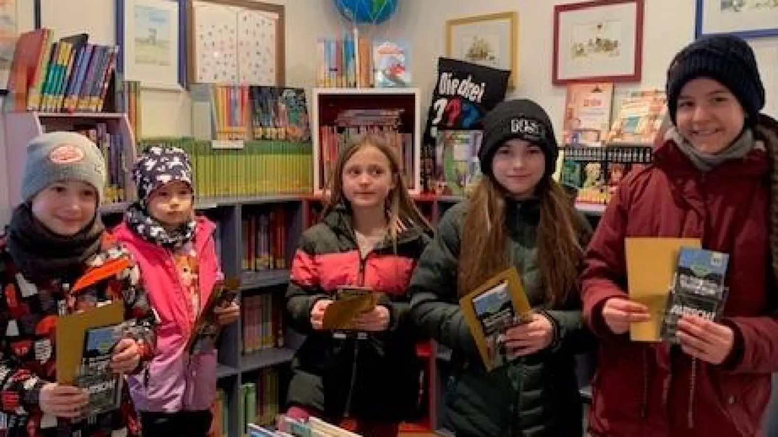 Am vergangenen Freitag konnte Büchereileiterin Martina Reger gleich mehrere Kinder für ihr großes Leseinteresse mit einem Gutschein auszeichnen.  (Bild: Bücherei Kastl bei Kemnath/exb)