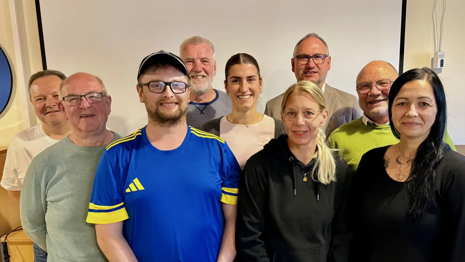 V. li: Günter Englert, Uwe Rebhan, Andreas Göppl, Heinrich Hildebrand, Lena Keilhofer, Heike Neumann, Richard Kammerer, Heinrich Zenger, Stefanie Schwarz. (Bild: Gerhard Müller)