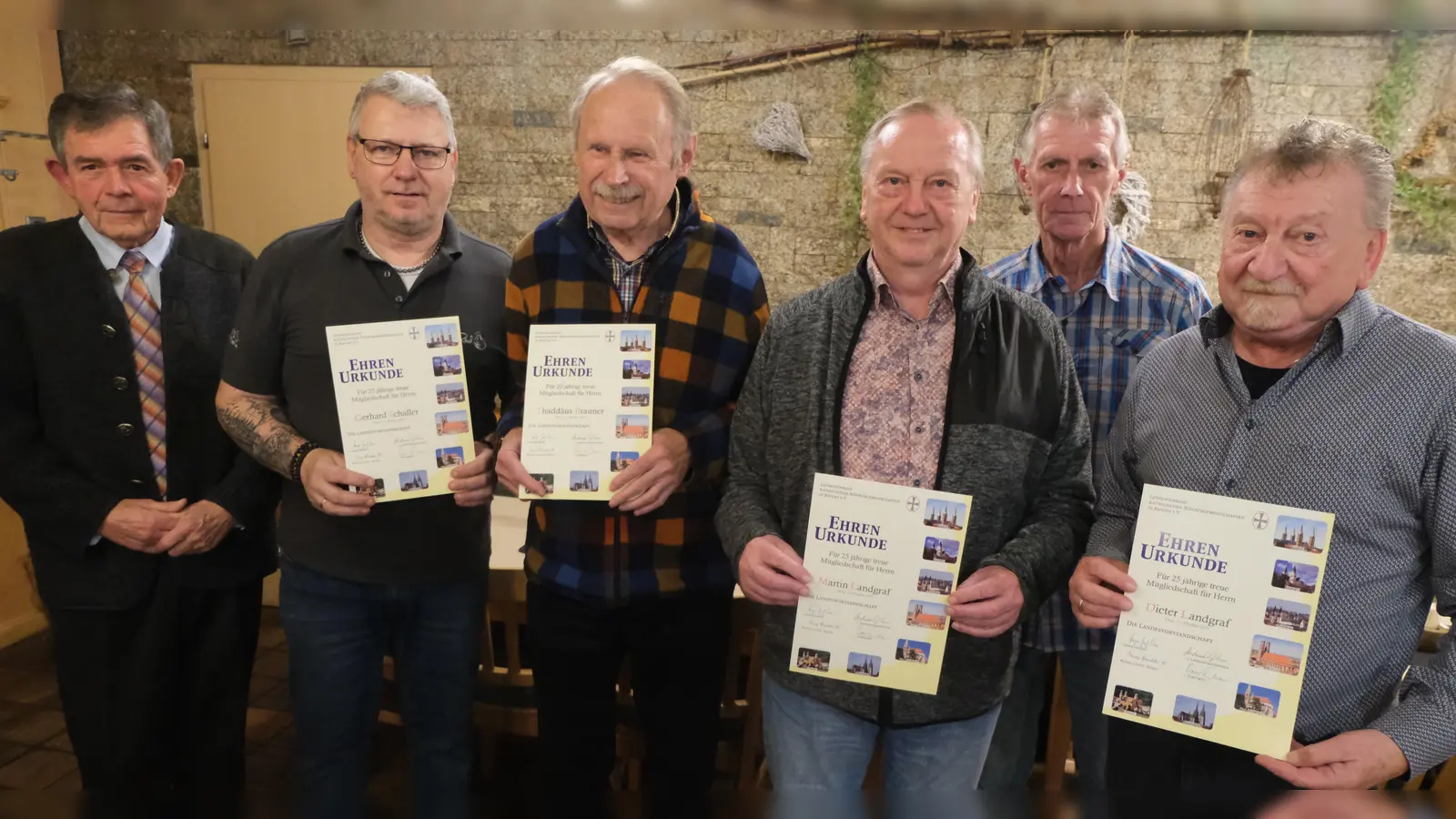  20 und 25 Jahre halten sie dem Katholischen Männerverein die Treue, wofür sie auch durch Ehrennadel und Urkunde ausgezeichnet wurden. Bild von links: Pfarrer Max Früchtl, Gerhard Schaller, Thaddäus Brauner, Martin Landgraf, Vorsitzender Anton Eismann und Dieter Landgraf. (Bild: Fred Lehner)