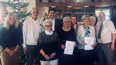 Die BRK Wassergymnastikgruppe „Die Seniorenflotte“ um Leiterin Lotte Hofmann (3.v.l.) traf sich vor kurzem zur Weihnachtsfeier mit Ehrungen im Landgasthof „Zum Goldenen Löwen“ in Moosbach (Bild: Sandro Galitzdörfer)