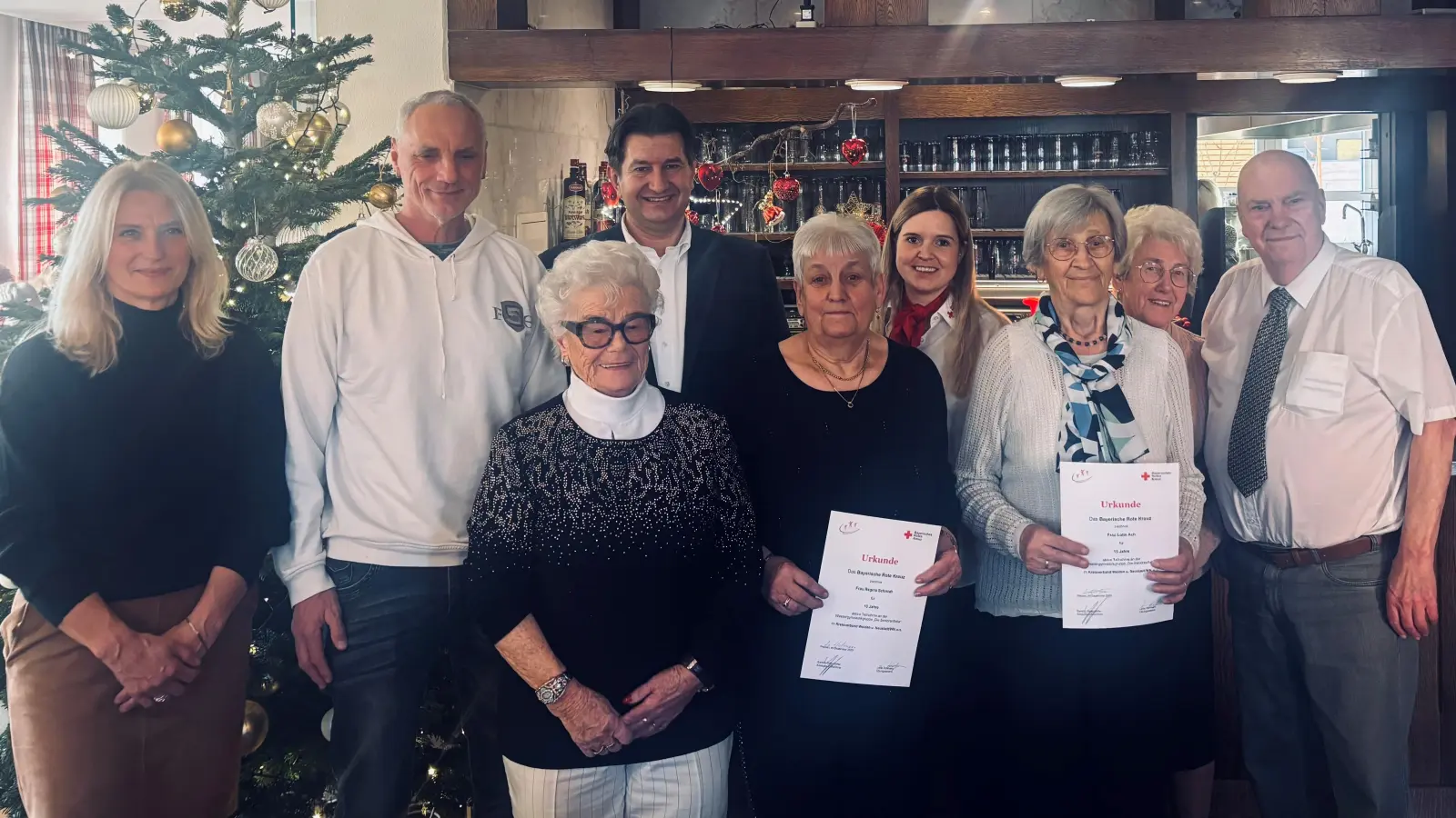 Die BRK Wassergymnastikgruppe „Die Seniorenflotte“ um Leiterin Lotte Hofmann (3.v.l.) traf sich vor kurzem zur Weihnachtsfeier mit Ehrungen im Landgasthof „Zum Goldenen Löwen“ in Moosbach (Bild: Sandro Galitzdörfer)
