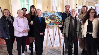 Einen Ausflug nach Tschechien machten einige Mitglieder des Kunstvereins Tirschenreuth, auf Einladung von Linda von Thun (5 v. li. im Bild mit ihrer Mutter li.) zu ihrer Vernissage in den alten Kolonnaden der Salz. und Wiesenquelle Franzensbad.  (Bild: Anton Sticht)