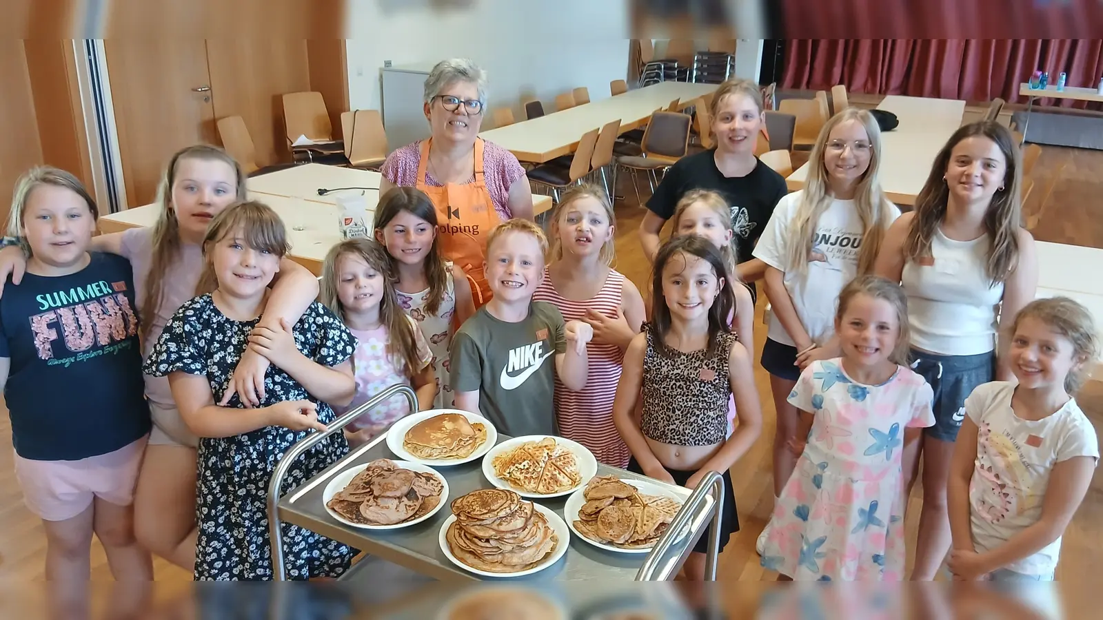 Unsere Teilnehmer mit ihren gebackenen Pfannkuchen (Bild: Monika Heindl)