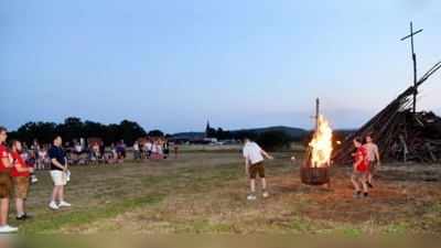 Bei Einbruch der Dunkellheit oblag es Kaplan Marvin Schwedler nach einer kurzen Andacht das Johannisfeuer in geschmälerter Ausführung zu segnen. Der ursprünglich hierfür vorgesehene große Holzstoß durfte aufgrund der extremen Trockenheit nicht entzündet werden. (Bild: Alfred Schorner)