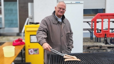 Pfarrer Roland Klein am Grill (Bild: Carola Helm)