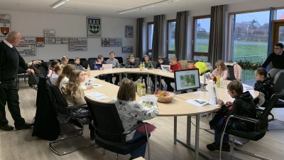 Bürgermeister Josef Beimler (links) empfängt die Schülerinnen und Schüler der vierten Klasse Grundschule im Waldthurner Rathaus. (Bild: Ramona Wurm)
